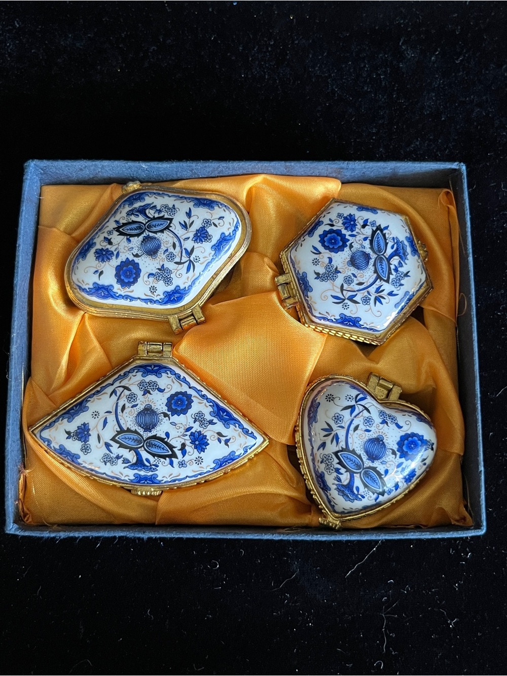 Gorgeous Set of 4 Oriental Porcelain Trinket - Pill Box Set Blue Floral in Box